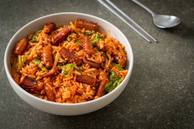 Ojing-O-Bokeum - Kore baharatlı pirinç kaseli ahtapot veya kızarmış kalamar - Kore yemeği tarzı