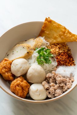 Balık köfteli ve karides köfteli baharatlı pirinç eriştesi. Asya usulü.