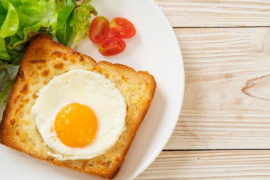 Peynirli ev yapımı ekmek ve kahvaltıda sebze salatasıyla birlikte kızarmış yumurta.