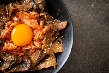 Kore usulü turşulu yumurta turşulu domuz bulgogi pirinç kasesi.