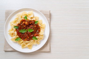 Fesleğenli farfalle makarna ve domates soslu sarımsak - İtalyan sosu