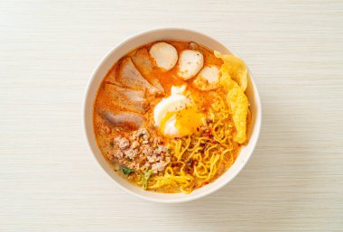 Baharatlı çorbada köfte ve domuz etli erişte mi yoksa Asya usulü Tom Yum Erişte mi?