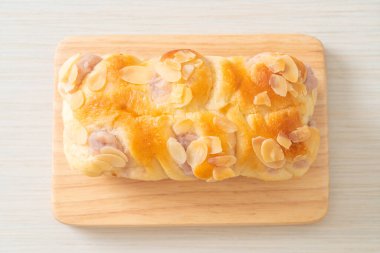 Tahtada nefis taro ekmeği.