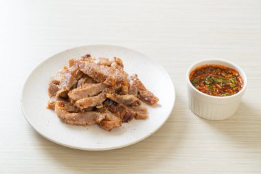 Izgara domuz boynu ya da Tayland baharatlı soslu kömür kaynayan domuz boynu.