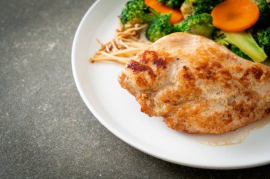 Beyaz tabakta sebzeli ızgara tavuk bifteği