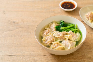 Domuz çorbası ya da sebzeli domuz köftesi çorbası - Asya yemeği tarzı.