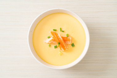 Yengeç sopasıyla haşlanmış yumurta ve taze soğan.