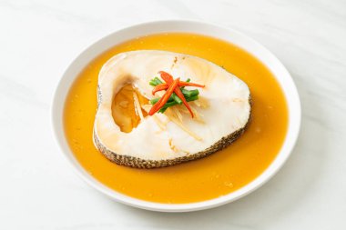 Soya soslu haşlanmış morina balığı ya da buğulanmış kar balığı ya da soya soslu Şili Bası.