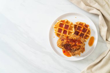 Waffle ve baharatlı soslu ev yapımı kızarmış tavuk