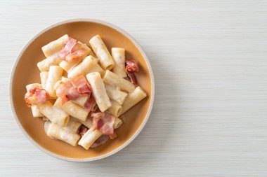Beyaz soslu ve pastırmalı ev yapımı spagetti rigatoni makarna. İtalyan usulü.