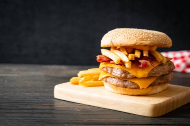 Domuz burger veya peynirli domuz burger, domuz pastırması ve patates kızartması.
