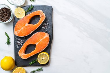 İçinde malzeme olan taze çiğ somon filetosu bifteği.