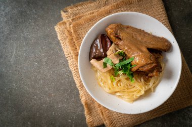 Beyaz kasede pişmiş ördekle kurutulmuş şehriye. Asya usulü.