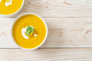 Beyaz kasede kabak çorbası - vejetaryen ve vejetaryen yemek tarzı