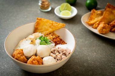 Balık köfteli ve karides köfteli baharatlı pirinç eriştesi. Asya usulü.