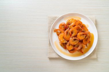 Tatlı karides, balık soslu ve şekerli Tayland yemeğidir. Asya usulü.