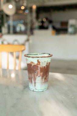 Masada naneli buzlu çikolatalı milkshake bardağı