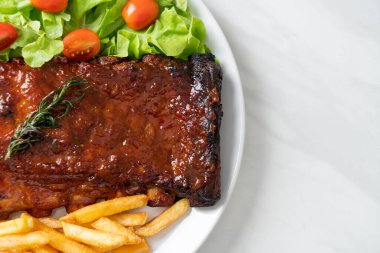 Barbekü soslu ızgara pirzola ve domuz pirzolası.