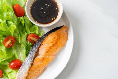 Kızarmış somon bifteği ve sebze salatası. Sağlıklı yemek tarzı.