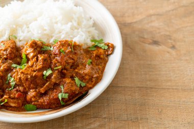 Tavuklu tikka masala, tabakta pilav, Hint yemeği tarzı.