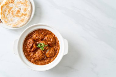 Hint usulü tavuk tikka masala baharatlı körili et yemeği roti veya naan ekmeği.