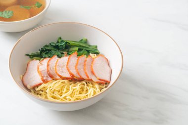 Barbekü Kırmızı Domuz Eriştesi Çorbalı - Asya usulü