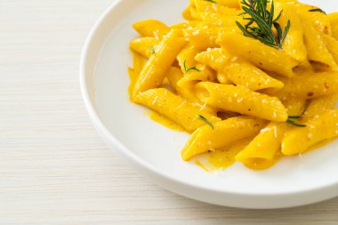 Balkabaklı, kremalı ve biberiyeli makarna.