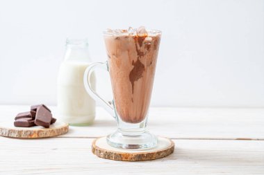 Buzlu çikolatalı milkshake, ahşap arka planda.