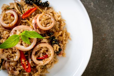 Ev yapımı Basil ve Baharatlı Bitki Kızarmış Pirinç Kalamar veya Ahtapot - Asya yemek tarzı