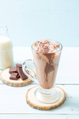 Buzlu çikolatalı milkshake, ahşap arka planda.