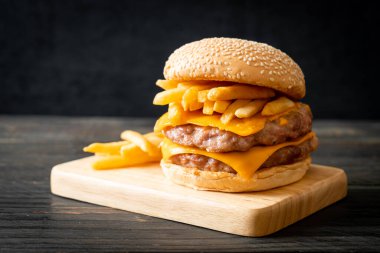 Domuz burger veya peynirli domuz burger ve patates kızartması.