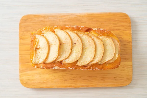 กขนมป งแอปเป งบนกระดานไม — ภาพถ่ายสต็อก