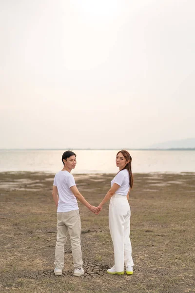 Joyeux Jeune Couple Asiatique Mariée Marié Shirt Prêt Pour Mariage — Photo