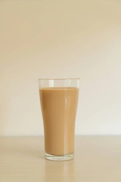 Kaffee Latte Glas Mit Trinkfertigen Kaffeeflaschen Auf Dem Tisch — Stockfoto