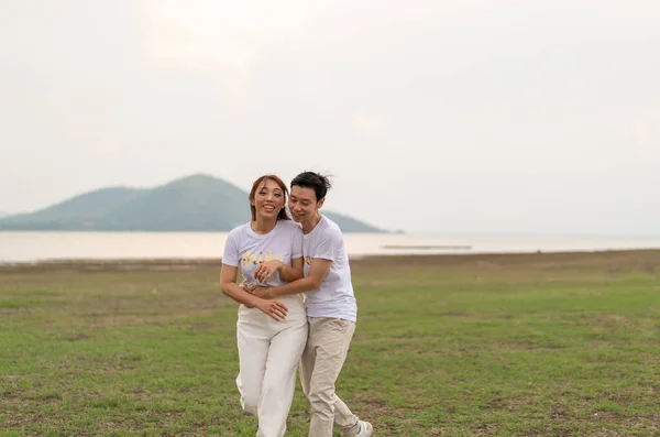 Gelukkig Jong Aziatisch Paar Bruid Bruidegom Shirt Klaar Voor Trouwen — Stockfoto