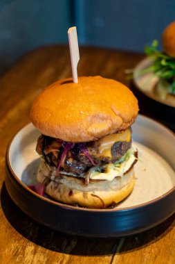 Peynirli biftek ve tabakta sos.