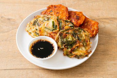 Pajeon veya Kore gözlemesi ve Kore kimçi krepi veya Kimchijeon - Kore geleneksel yemek tarzı