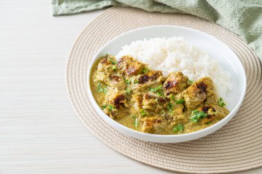 Yeşil körili Afgan tavuğu ya da Hariyali tikka tavuklu Hara masala - Asya usulü