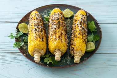 Barbekü ve ızgara mısır, peynirli ve limonlu
