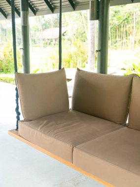 Boş kanepe dinlenmek için bahçede sallanıyor.