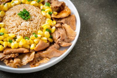 Domuz dilimli kızarmış pirinç ve Japon usulü mısır.