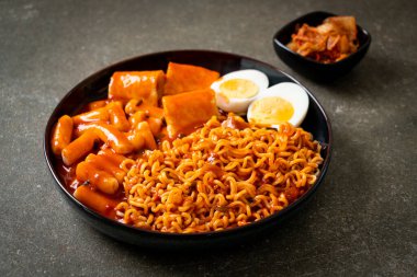 Kore usulü hazır erişte, pirinç keki, balık köftesi ve haşlanmış yumurta, Rabokki, Kore usulü.