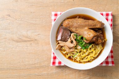 Kahverengi çorbada haşlanmış ördek ve haşlanmış yumurtalı şehriye Asya yemeği.