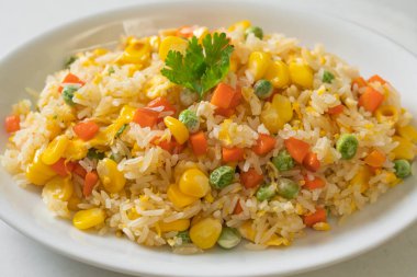 Karışık sebzeli ev yapımı pilav (havuç, yeşil bezelye, mısır) ve yumurta