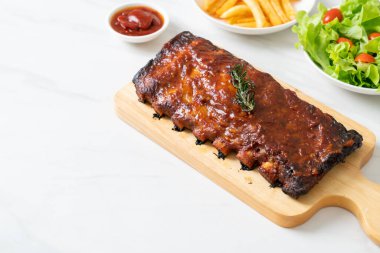 Barbekü soslu ızgara pirzola ve domuz pirzolası.
