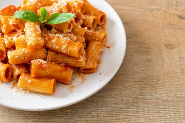 Domates soslu ve peynirli Rigatoni makarnası - geleneksel İtalyan makarnası