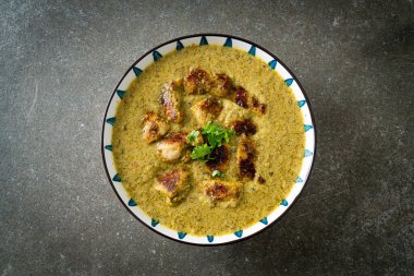 Yeşil körili Afgan tavuğu veya Hariyali tikka tavuk hara masala Hint yemeği tarzı.