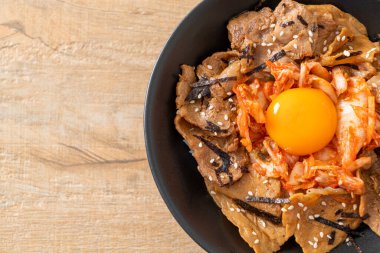 Kore usulü turşulu yumurta turşulu domuz bulgogi pirinç kasesi.