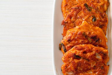 Kore kimçili krep veya Kimçijeon - Kızarmış yumurta, kimçi ve un - Kore geleneksel yemek tarzı