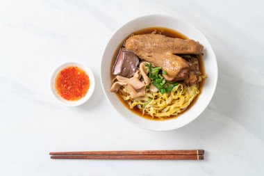 Kahverengi çorbada haşlanmış ördek ve haşlanmış yumurtalı şehriye Asya yemeği.